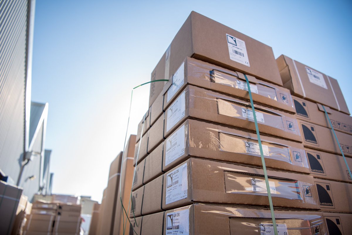 Adlib_co_uk's tweet photo. Nothing puts a smile on our face like sun and a lorry full of brand new toys!  @L_ACOUSTICS #K2 #LA12X https://t.co/aLRng1m1CJ