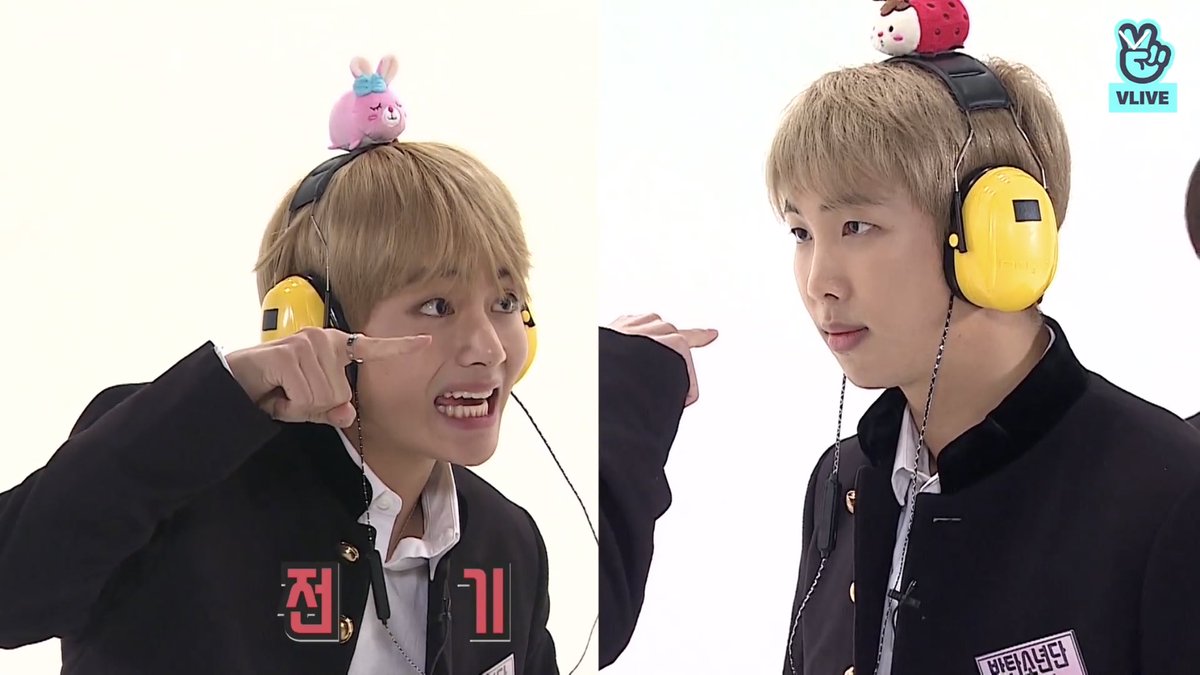 ASOMETAETAE1230's tweet photo. 딸기왕자ㅋㅋ🍓🍓머리띠💜큐티섹시!!
#iHeartAwards #BestBoyBand #BTS 
 #방탄소년단 
@BTS_twt https://t.co/pn2QlF4ckj