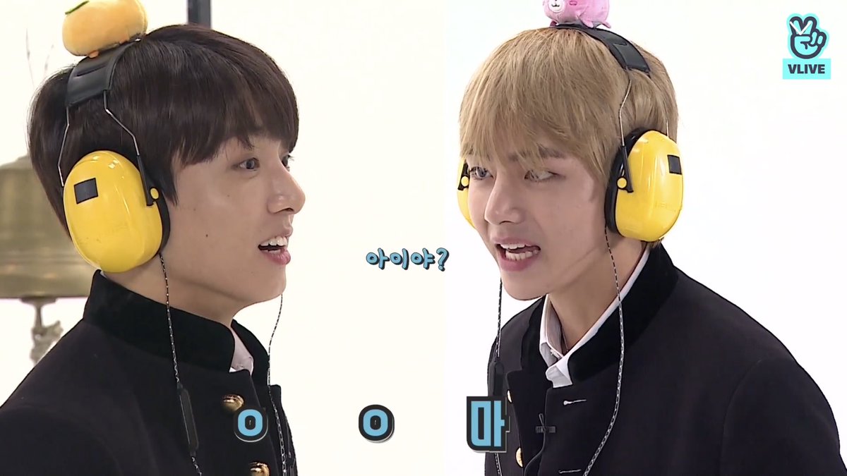 ASOMETAETAE1230's tweet photo. 딸기왕자ㅋㅋ🍓🍓머리띠💜큐티섹시!!
#iHeartAwards #BestBoyBand #BTS 
 #방탄소년단 
@BTS_twt https://t.co/pn2QlF4ckj