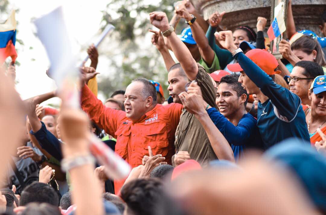 Omar_PrietoPSUV's tweet photo. Buenos días, pueblo! Ya listos y preparados para marchar junto a los zulianos por nuestra dignidad,libertad y soberanía con alegría, con mi bandera y con el orgullo de ser hijo de CHÁVEZ! https://t.co/LTbdXqFkNz