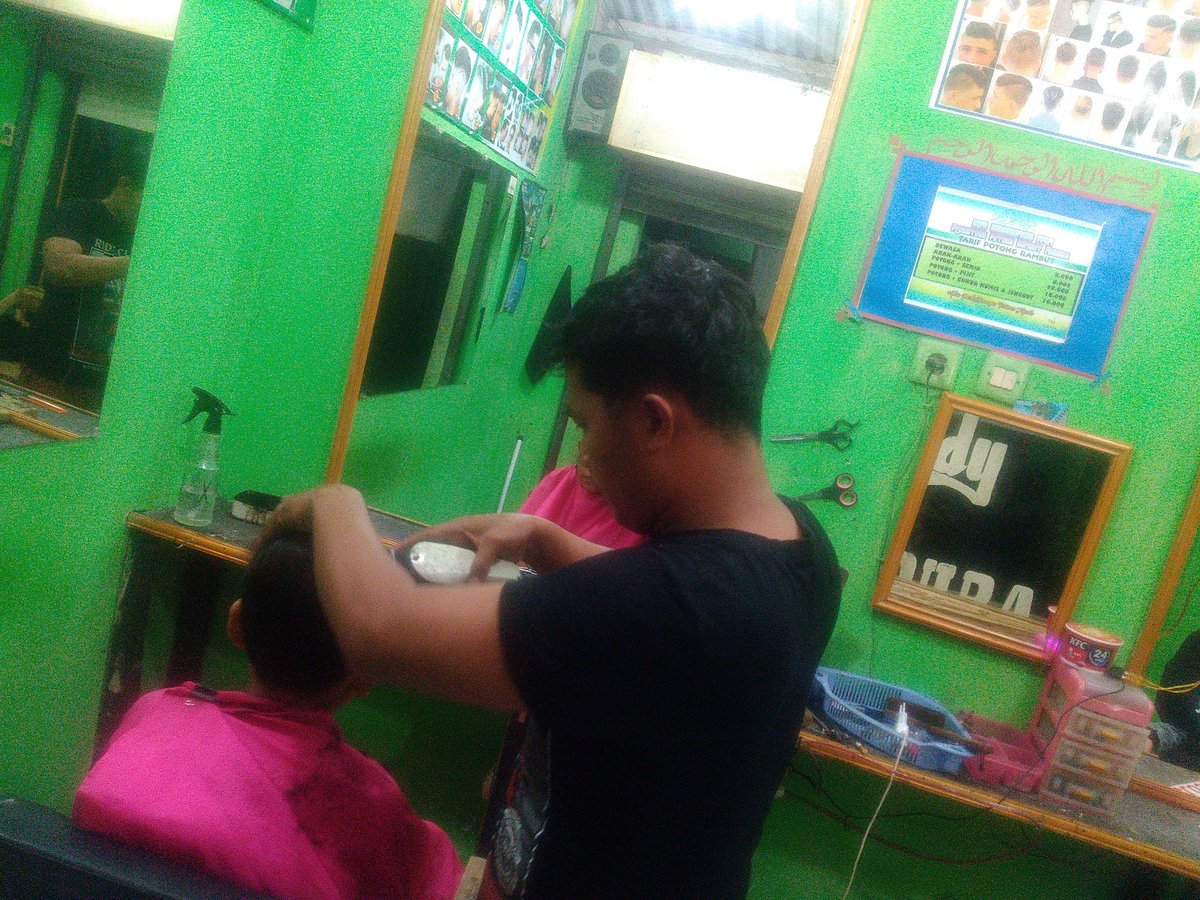 HoObozt's tweet photo. #POTRAM
👨: cukur opo mas?
👦: cukur podo..
👨: pie mas?
👦: cukur kenek mas.
👨: tapuk ban serep ya mas bar iki..... https://t.co/hmWRVbMUBB