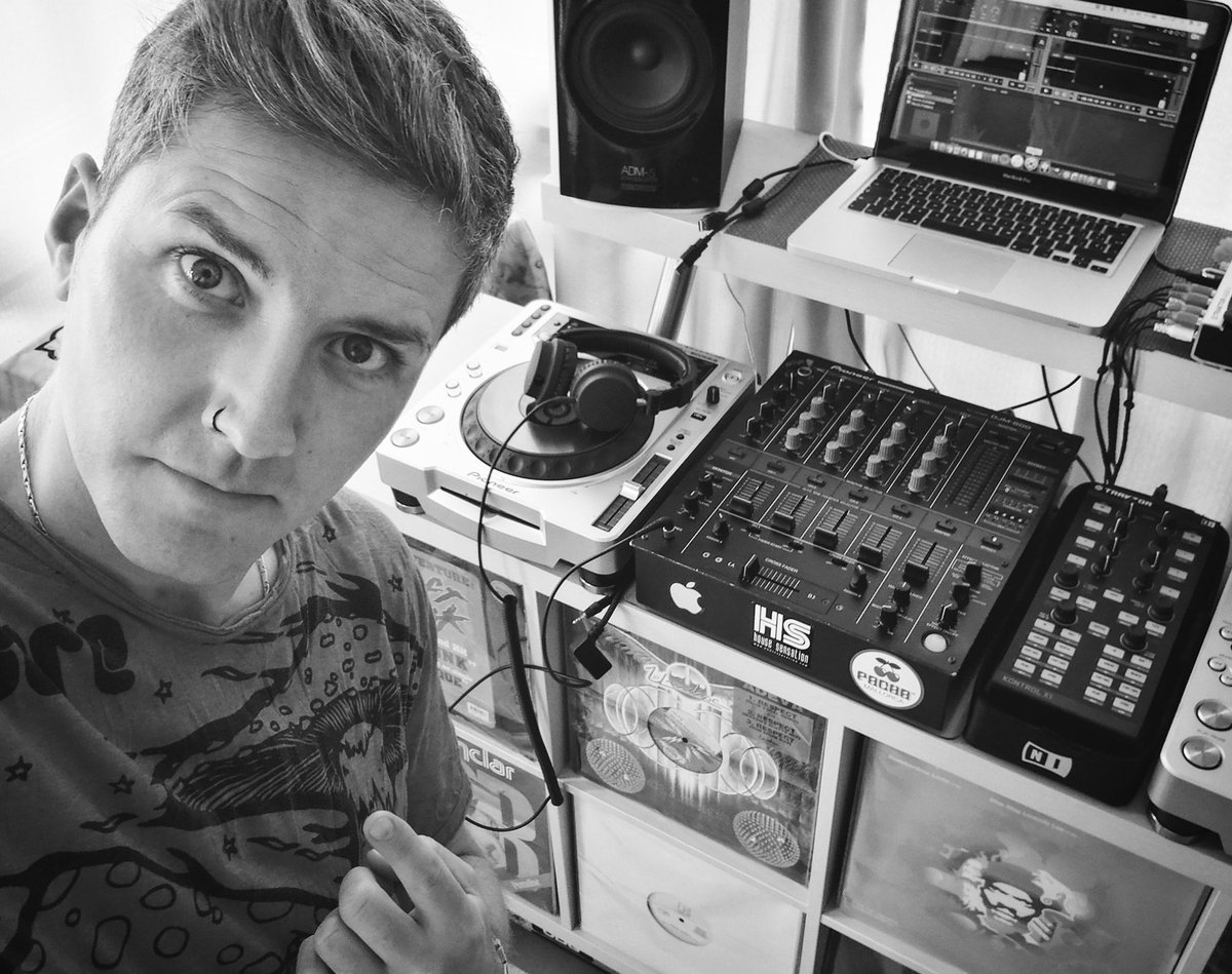 _dbenjamin_'s tweet photo. Back on the Wheels for a new Podcast!
#podcast #DJ #vinyls #collector 
#housemusic #studiolife #djlife https://t.co/L0khznXBSP