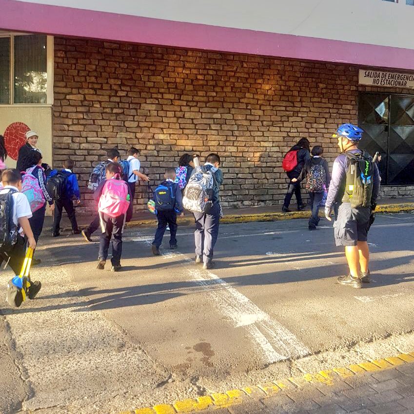 j_j_andrade's tweet photo. Estamos monitoreando más de 3500 centros educativos en todo el país, acompañando la entrada y salida de nuestros niños y adolescentes. #ClasesSeguras2018 #HacemosNuestroTrabajo https://t.co/0rxDEicZOe