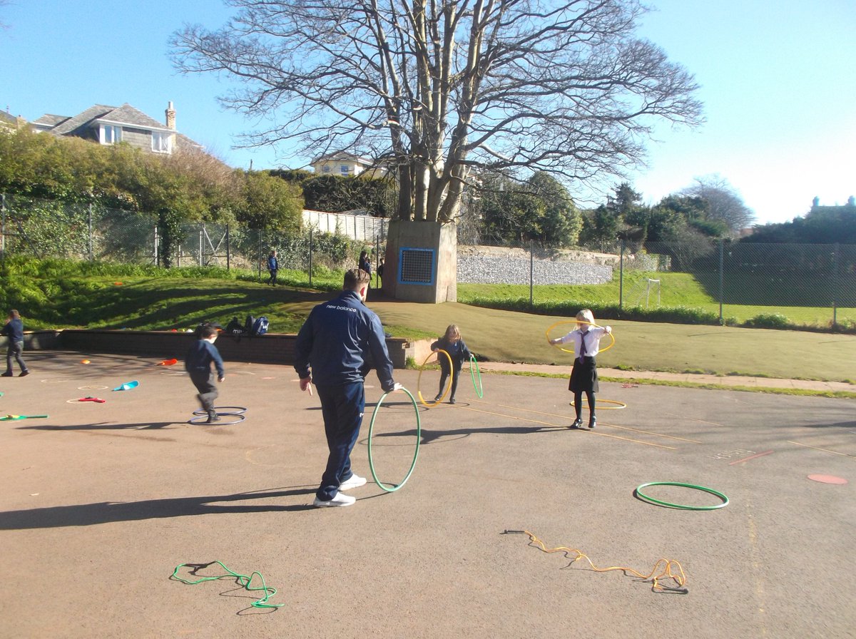 PrioryCPSchool's tweet photo. A beautiful sunny day, perfect for lunchtime activities! #Exercise #Lunchtimes #FunAtLunchtime Thank you Premier Sports! @PremSport_TP https://t.co/AYmLrY9B1E