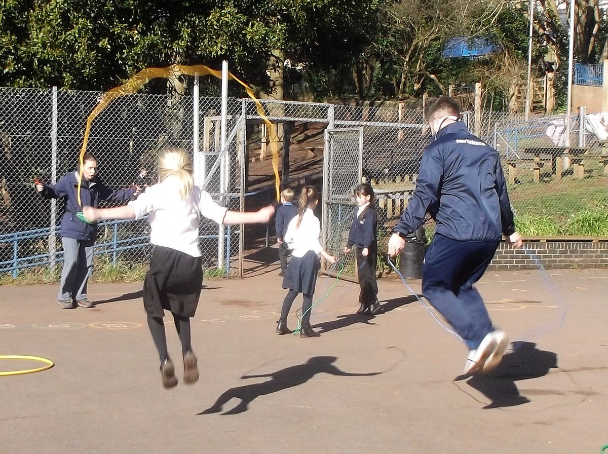 PrioryCPSchool's tweet photo. A beautiful sunny day, perfect for lunchtime activities! #Exercise #Lunchtimes #FunAtLunchtime Thank you Premier Sports! @PremSport_TP https://t.co/AYmLrY9B1E