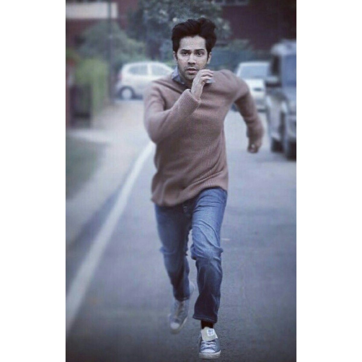 Nushhkie's tweet photo. There wasn't better place than that balcony for me to give an October look because there wasn't any scope to go outside and take a pic. It's not that good because no one can do it like VD did because he is Varun DaOne but still I tried. So here's my #Octoberlook @Varun_dvn https://t.co/SQOU4uiAZ5