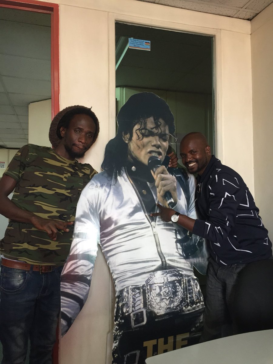 DeejayTumz's tweet image. 😜😜#throwback Chilling with Michael Jackson and super Hip Hop DJ, DJ Slick 
ION catch yours truly tonight at #brewrooftop from 7 PM for a dose #rocktherapy #rockdoktor