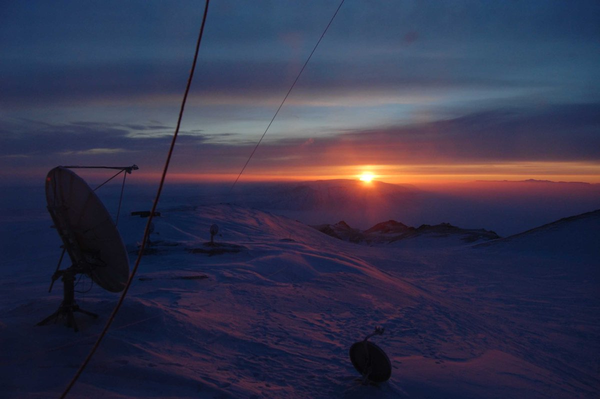 vy0erc's tweet photo. The Sun showed up for a bit at the PEARL RidgeLab at 600 m.a.s.l. @SavePEARL @VY0ERC but Eureka Weather Station at 10 m.a.s.l. will not see it till tomorrow. https://t.co/8sxP8DdviG