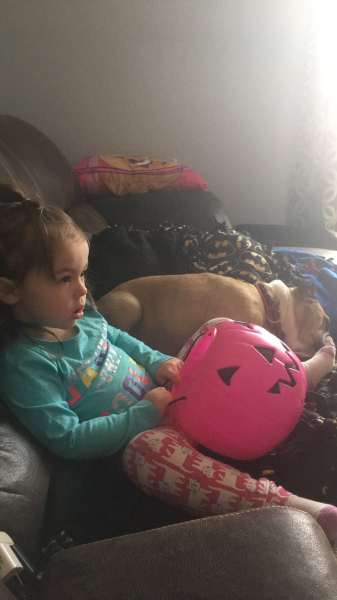roxygirldm's tweet photo. Ice storm snuggles with sis while watching Moana 💕💕 https://t.co/jBT04qFmQn