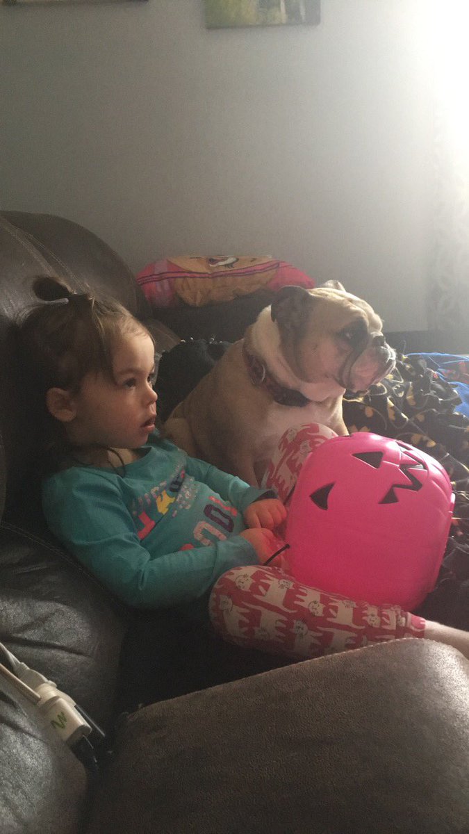 roxygirldm's tweet photo. Ice storm snuggles with sis while watching Moana 💕💕 https://t.co/jBT04qFmQn