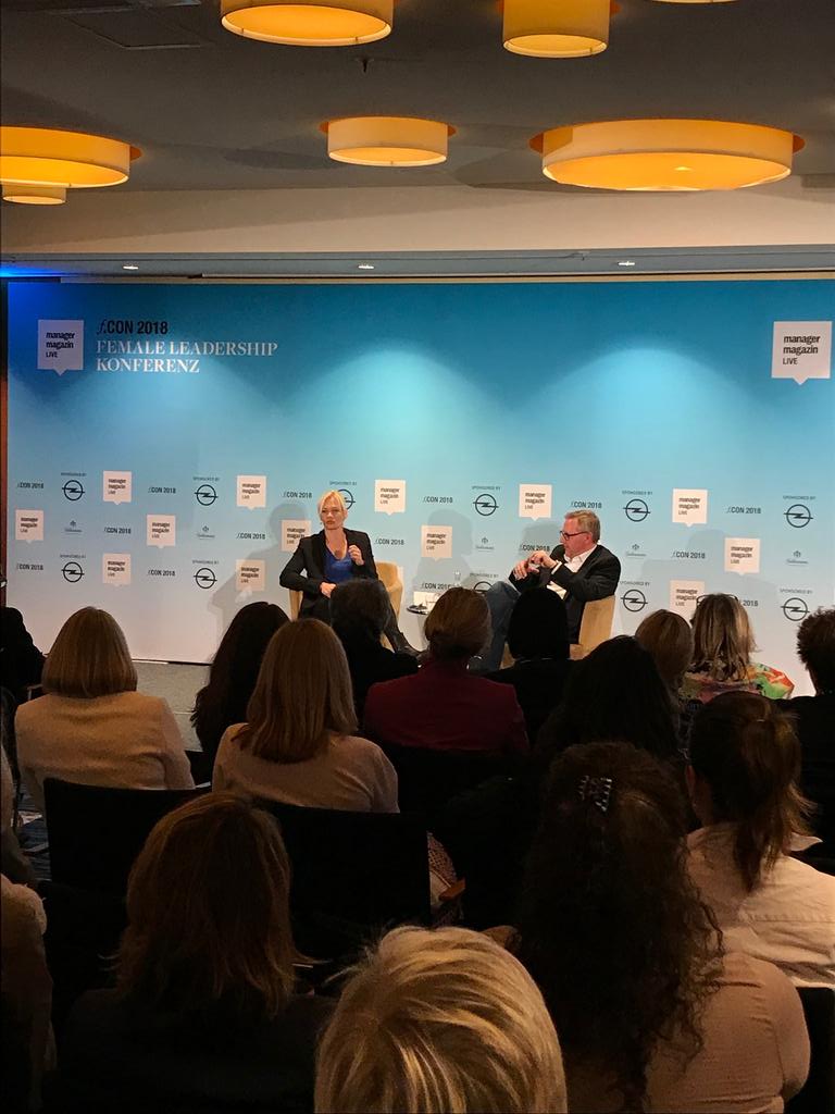 sandra_courant's tweet photo. @BSteinhaus bei #fcon2018 über die Parallelen ihrer Berufe: Sowohl als Schiedsrichterin als auch als Polizistin muss ich zwischen  2 Parteien moderieren, die eine unterschiedliche Auffassung zu ein und derselben Sache haben." @manager_magazin https://t.co/wsm4CmaGgm