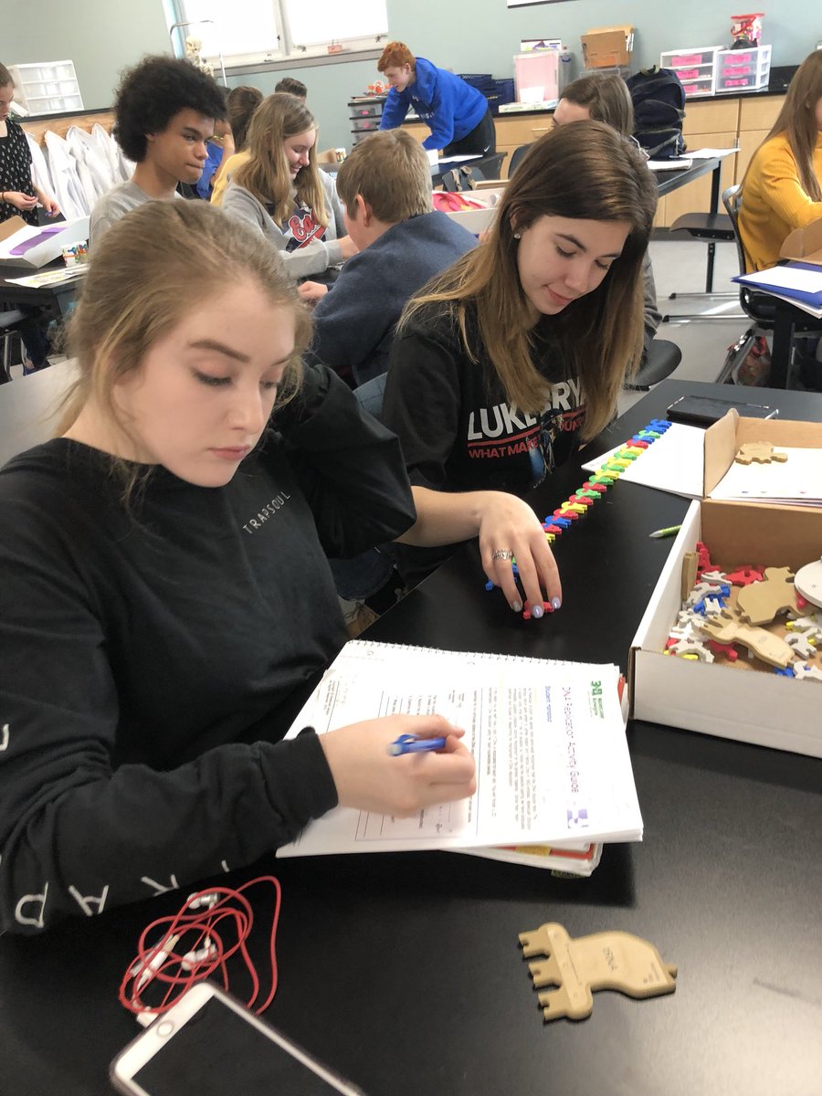 ocbms's tweet photo. @OldhamCoArvin just modeling DNA replication! @OldhamCoSchools #PLTW #3dmoleculardesigns #DoScience https://t.co/F5wpgf5YxC