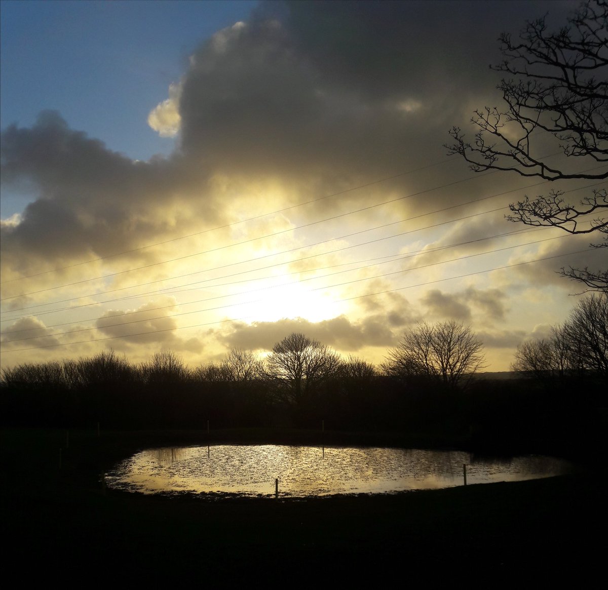 kim22mundy's tweet photo. Light nights are back!!!!! #golf after #work makes me #happy 💕 @BowoodParkGolf @CornwallSport @swsportsnews #backonthecourse #nofilter #stunning #thisgirlgolfs 🙄💕 https://t.co/IwWnMzUgeF