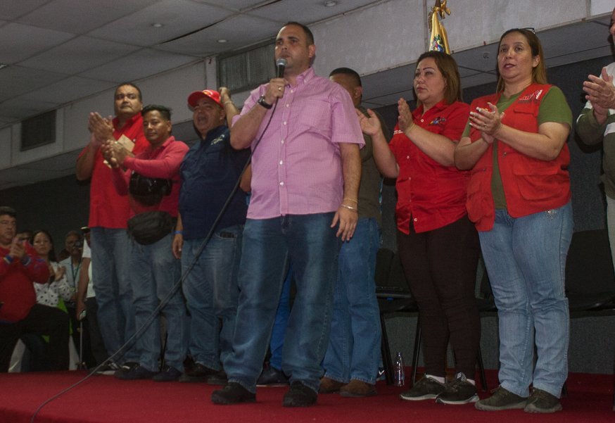 Gremio Transporte le da contundente apoyo al Presidente <a href="/NicolasMaduro/">Nicolás Maduro</a> y este #19Feb se juramento el equipo político del sector, para asegurar el triunfo en las próximas elecciones del #22Abr #AlFuturoConElPetro