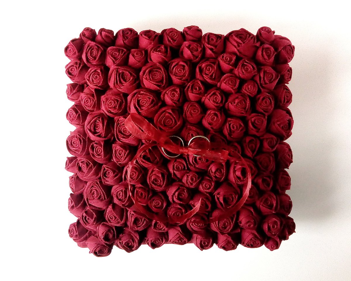 MapanoHandmade's tweet image. Ring pillow alternative with red roses. Just listed! Check out my Etsy shop for more info. ow.ly/Gf6s30ivS8s #womaninbiz #wnukrt #weddingdecoridea #ringpillow #handmade