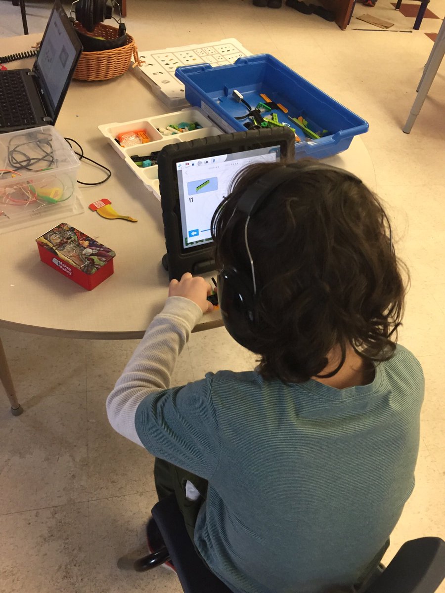 talvarezclass's tweet image. Ss perseveres on legowedo. He is so proud of being to build and code his robot! @McHughEduCentre #ocsbdl #beyondthehourofcode