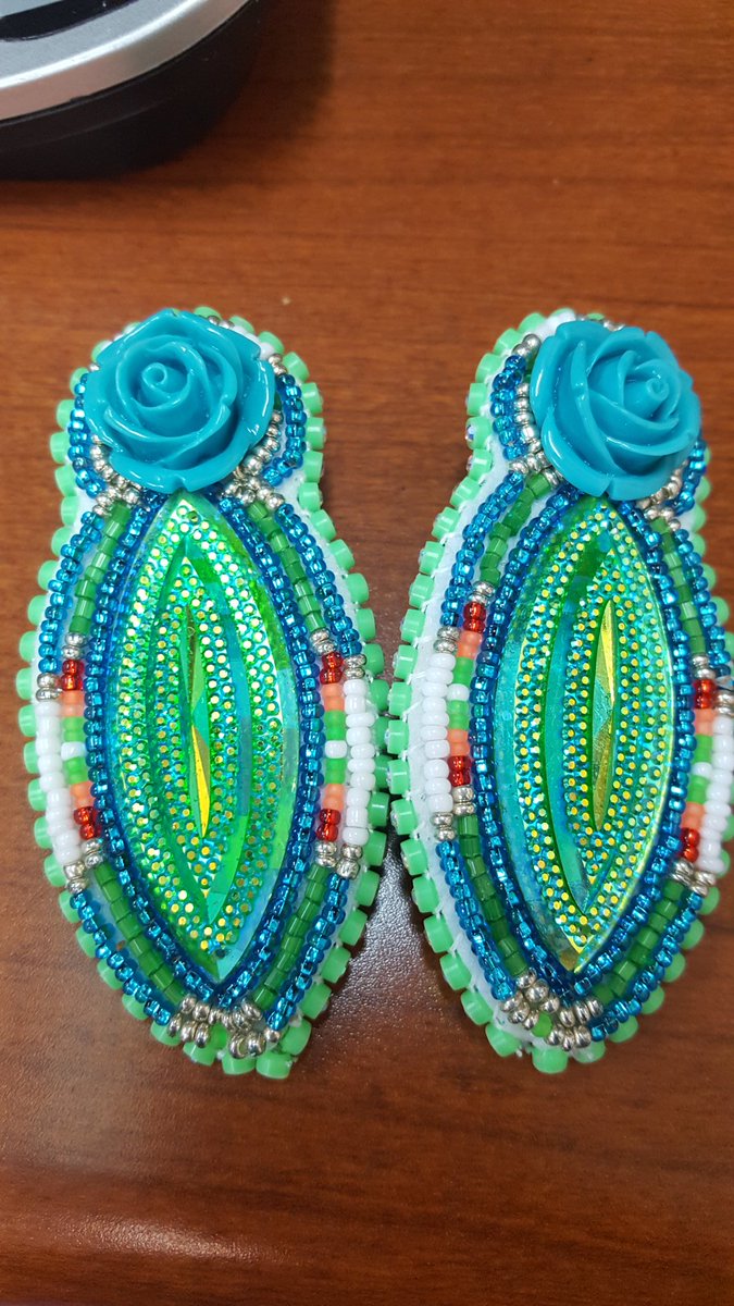 Khaos_Shi's tweet photo. New earrings
#roses
#earrings 
#5footkhaosdoinwork https://t.co/9UNu8T6b91