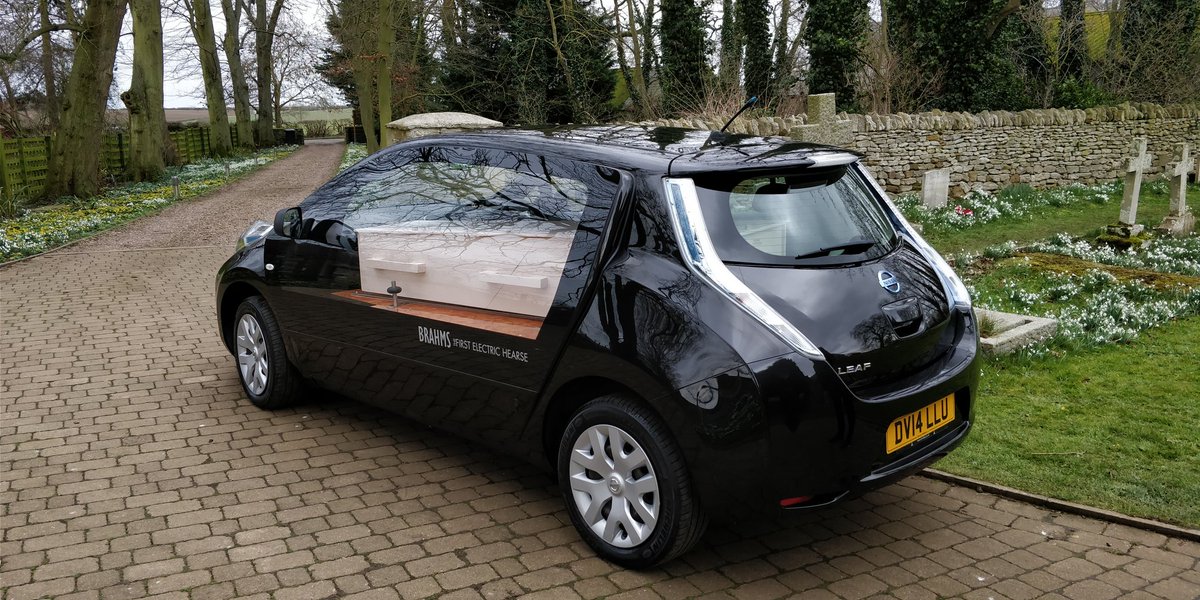 UitvaartkistOnl's tweet photo. Great meeting with Andrew from @ElectricBrahms today. A short photoshoot with the #chistann @coffininabox. Double eco. https://t.co/sxkld6vfBx