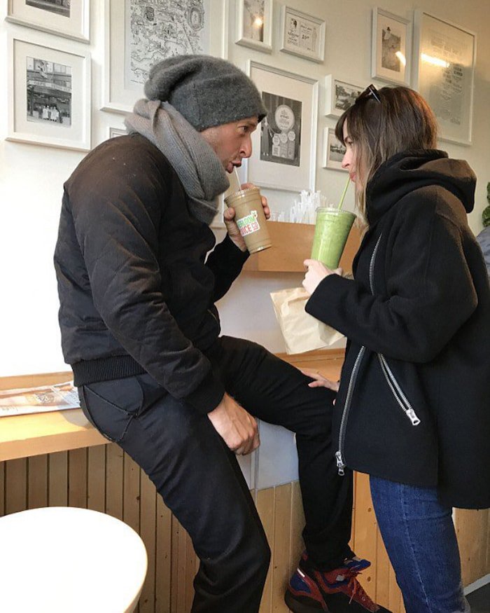 VanCourierNews's tweet photo. #DakotaJohnson and #ChrisMartin had smoothies together in #Vancouver and the internet loses its mind https://t.co/r0OJA9htnd #50ShadesFreed #Coldplay @heirloomjuiceco https://t.co/NYIQ2rjtI1