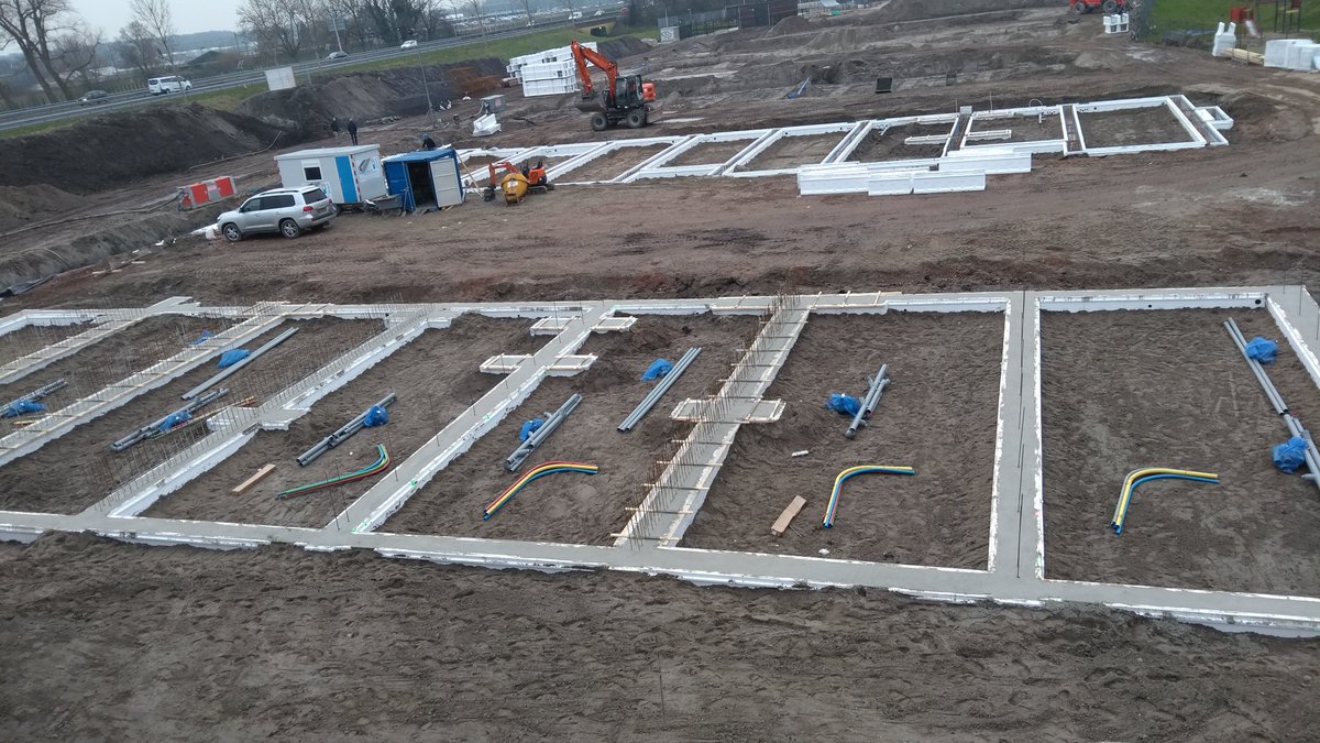 Thunnissen_Bouw's tweet photo. Funderingen van @bsmartfundering blok 5 en 4 liggen klaar op #Teylingerhof in Sassenheim. Niets meer te zien van oude afvalwatertransportgebouw van @HHRijnland! https://t.co/aARRvweI6c