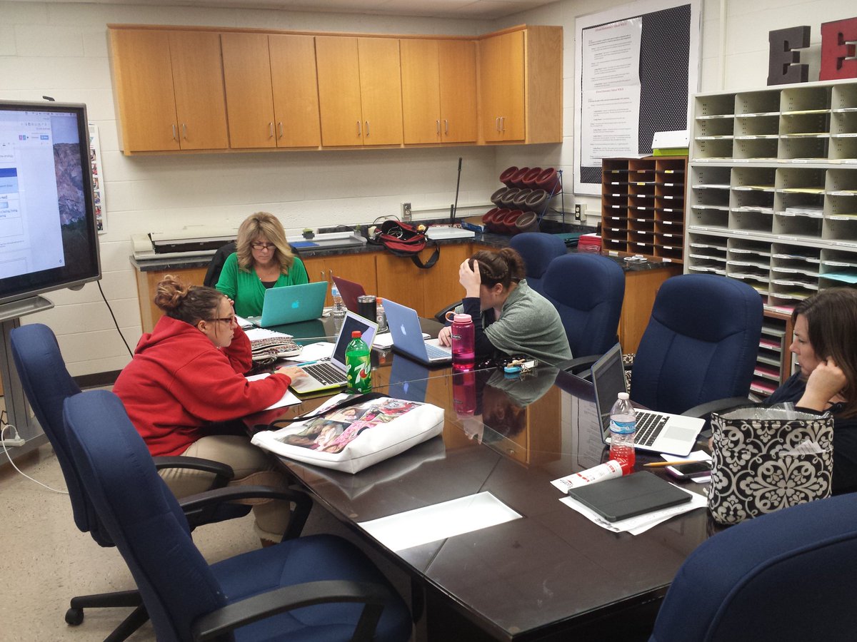 Elwood_Tech's tweet photo. Second cohort group diving into getting students to #think critically from @ElwoodElem &amp; @EIwood_Intermed #weareelwood #wearefivestar https://t.co/g5m3DTbQfR