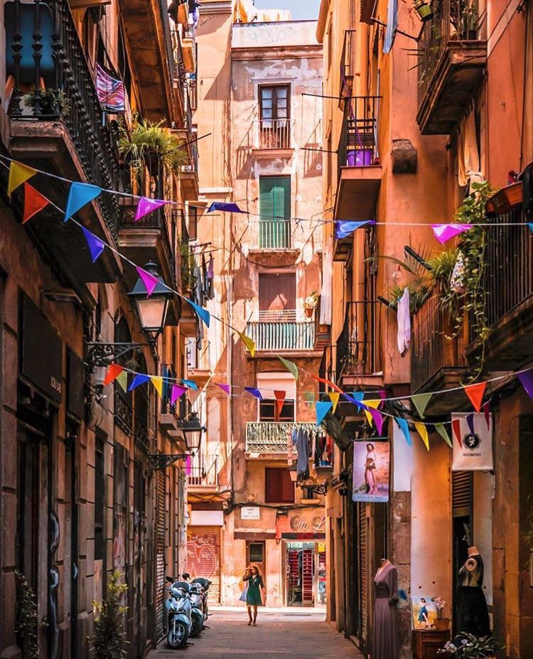 ALBAStudyAbroad's tweet photo. In the 15th century, many of the early inhabitants of the neighborhood El Born were fishermen and dockworkers, but as time passed, noblemen and rich merchants began to construct houses there, and the neighborhood’s social fabric took on a new dimension · Photo by @pll.sandra https://t.co/T1Z9lc3WNS