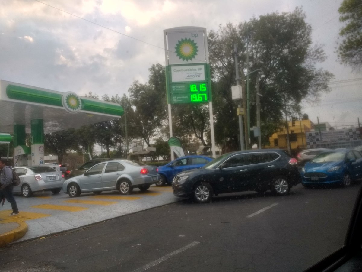 soyadrianvj's tweet photo. #gasolinaBP #BPGas #BP por meses y de manera constante esta estación de servicio genera #Trafico, se bloquea la calle y genera riesgo de #AccidenteVial. Que espera la autoridad y propietario para remediarlo? Av Taxqueña esq paseos de los jardines. #CDMX #delegacioncoyoacan https://t.co/KlvjlSexF6