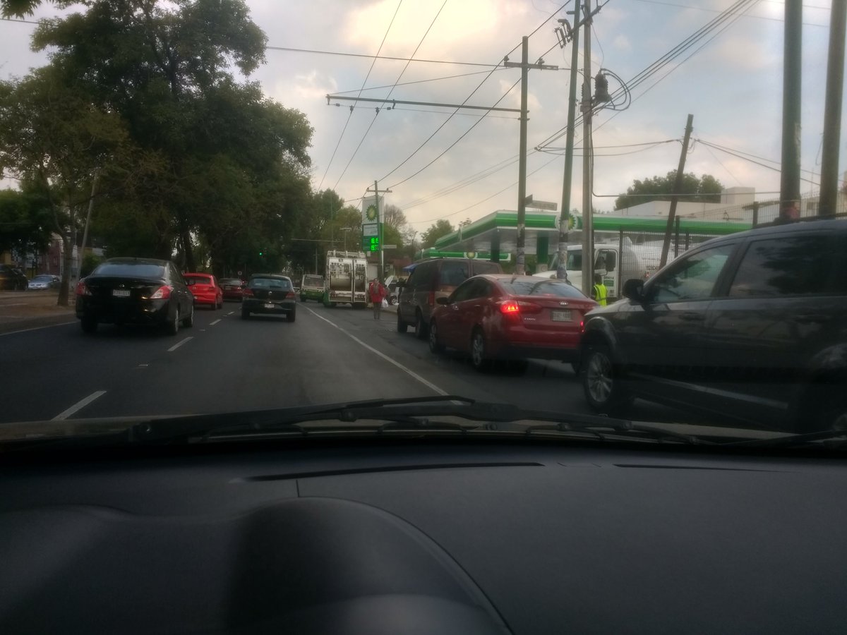 soyadrianvj's tweet photo. #gasolinaBP #BPGas #BP por meses y de manera constante esta estación de servicio genera #Trafico, se bloquea la calle y genera riesgo de #AccidenteVial. Que espera la autoridad y propietario para remediarlo? Av Taxqueña esq paseos de los jardines. #CDMX #delegacioncoyoacan https://t.co/KlvjlSexF6