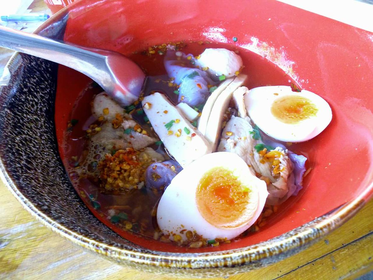 Sneak_Eat's tweet photo. ร้านคุณแจงก๋วยเตี๋ยวปากหม้อเข้าวังอยู่ในตัวเมืองขอนแก่น เส้นถนนหลังเมือง ตรงข้ามวัดศรีนวล

ร้านนี้ค่อนข้างดังคนทยอยมากินไม่ขาดสายแม้แต่ยามบ่ายแก่แล้ว
แนะนำใครไปขอนแก่นไปจัดเด้อออ
#แอบกิน #sneakeat #แอบกินSneakEat #อร่อยไปแดก #อร่อยนะรู้ยัง #อร่อยบอกต่อ #อร่อยขาเบียด #อร่อยตัว��ตก https://t.co/im9hoiRSLc