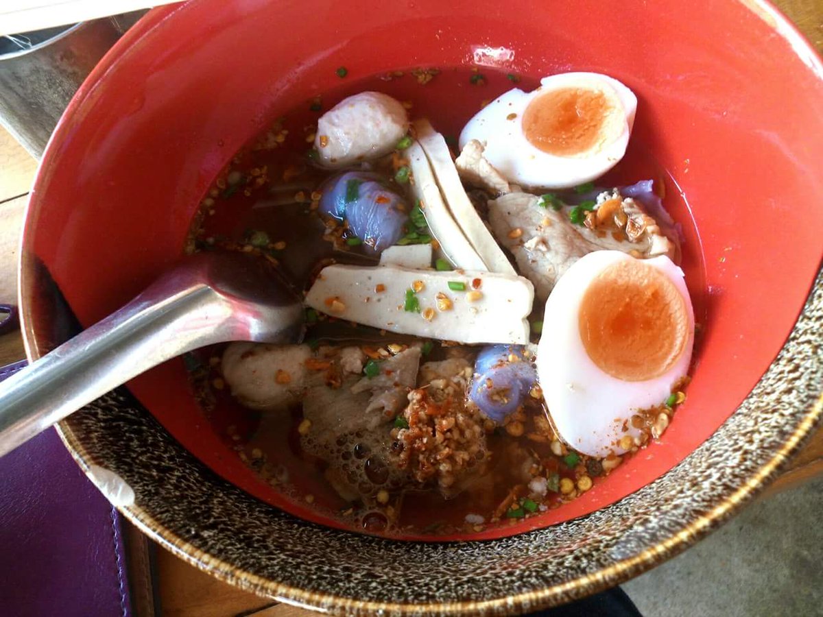 Sneak_Eat's tweet photo. ร้านคุณแจงก๋วยเตี๋ยวปากหม้อเข้าวังอยู่ในตัวเมืองขอนแก่น เส้นถนนหลังเมือง ตรงข้ามวัดศรีนวล

ร้านนี้ค่อนข้างดังคนทยอยมากินไม่ขาดสายแม้แต่ยามบ่ายแก่แล้ว
แนะนำใครไปขอนแก่นไปจัดเด้อออ
#แอบกิน #sneakeat #แอบกินSneakEat #อร่อยไปแดก #อร่อยนะรู้ยัง #อร่อยบอกต่อ #อร่อยขาเบียด #อร่อยตัว��ตก https://t.co/im9hoiRSLc