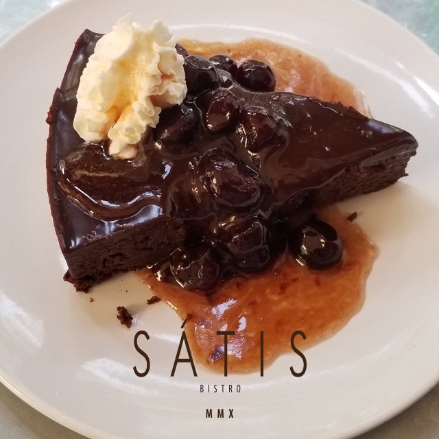 Tuesday Torte! {Flourless Chocolate Torte with Dark Chocolate Ganache, Whipped Cream and Brandied Cherries}
jerseycity.satisbistro.com/menu/dessert-m…
#tuesdaytorte #sweettooth #tuesdaytreats #dessert #jerseycity #nj #satisbistro