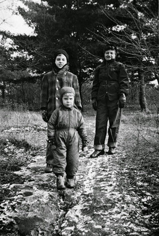 rantevouthanatu's tweet photo. Ted Kaczynski with his mother and brother.

#rantevouthanatou
#truecrime
#murder https://t.co/20RHTtEeJP