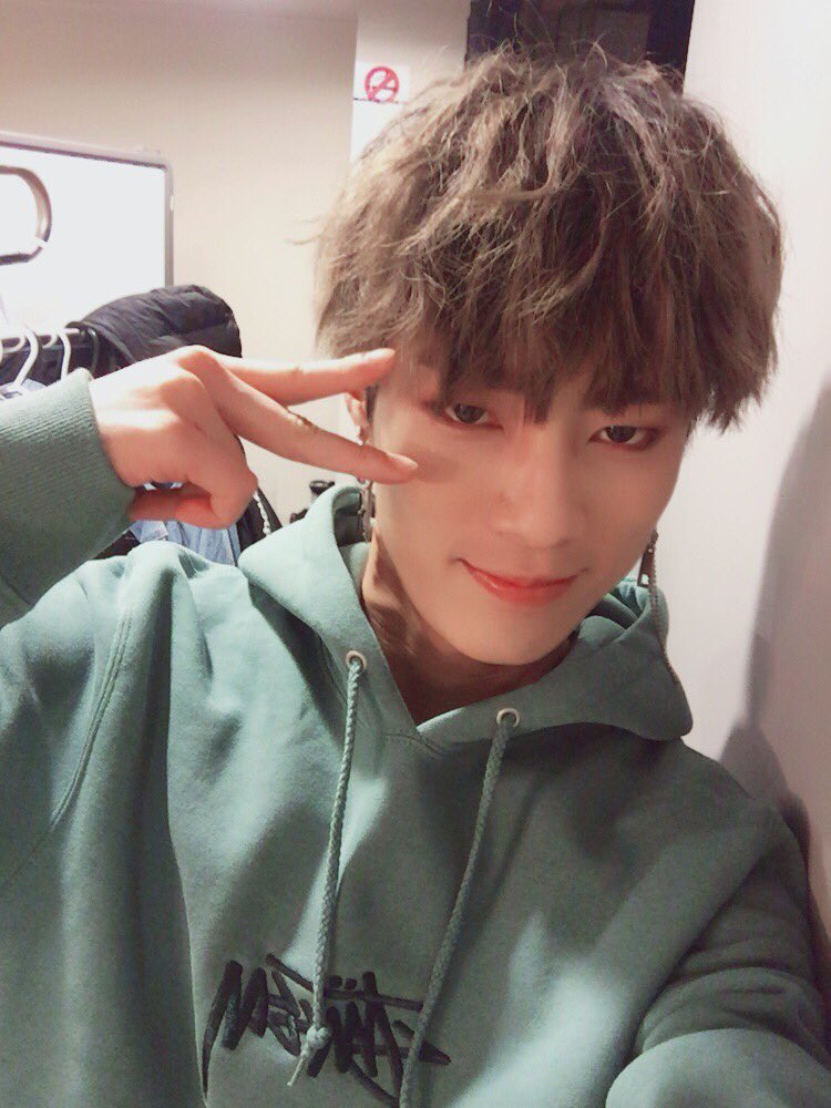 black6ix_twt's tweet photo. 오늘도 우리 펄들이랑 함께하느라 보람찼어요😍
남은 시간 얼마 안되지만 다 같이 좋은 추억 만들었으면 좋겠어요💕
그럼 오늘도 빈나잇😘 #🌙 
.
.
.
.
.
#black6ix #블랙식스 #ziki #지키 #blackpearl #쓸쓸해 #tokyo #goodnight https://t.co/rQ9PvsGokF