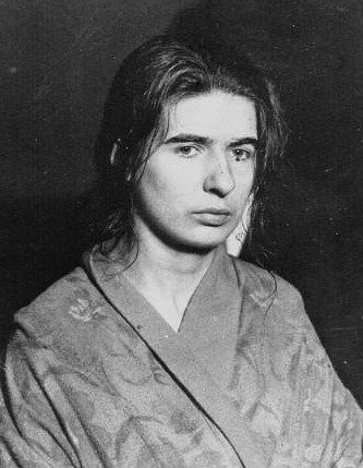 rantevouthanatu's tweet photo. Christine and Léa Papin were sisters who had an exceptionally close relationship and worked together in the same households as maids. It was while they were both employed by a retired solicitor, that they committed a brutal joint murder, killing their employer’s wife and daughter https://t.co/TKf34X0Yfo