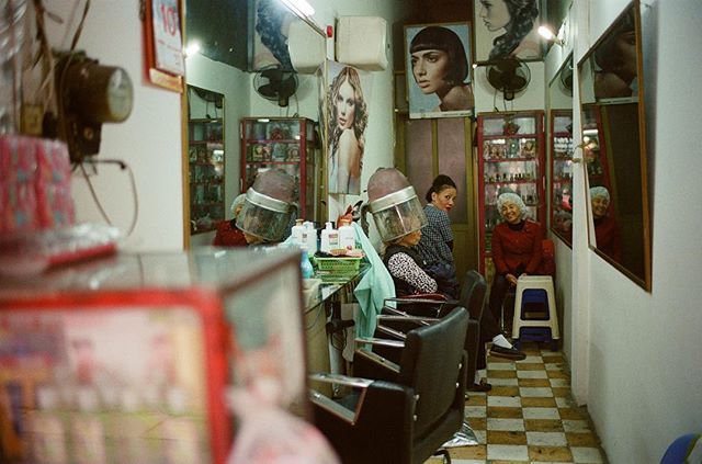 TAHUSA's tweet photo. Salon 💇♀️ , Hanoi
Kodak Supergold 400
#lensculturestreets #ShutterAlliance #ishootfilm #filmisnotdead #shootfilm #vietnam #vietnamese #traintrack #oldquarter #streetphotography #ourstreets #photowalk #kodaksupergold400 #supergold400 #streetsnap #len… https://t.co/pVfPucvBNi https://t.co/i510xNDMoY