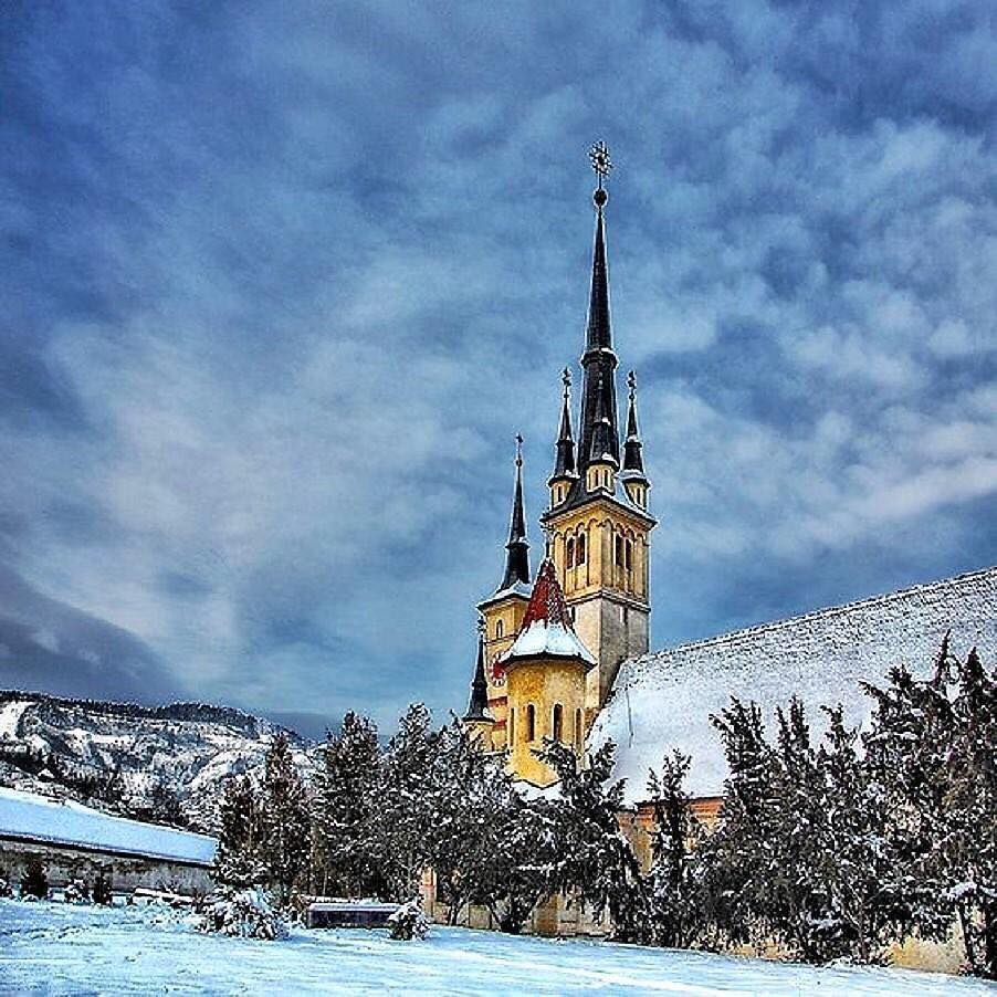 21MilioaneRO's tweet photo. Biserica Sfântul Nicolae din Brașov 
#21milioane #romania #munte #brasov #biserica #iarna #peisaj https://t.co/8Xn2XE5cR6