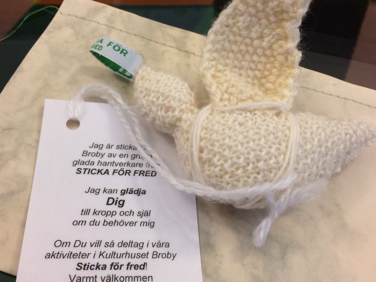 Tack till Gerd och stickarna i Broby för den fina fredsduvan som kom som ett brev på posten! #knittingpeace #stickaförfred #gerillastickning #östragöinge