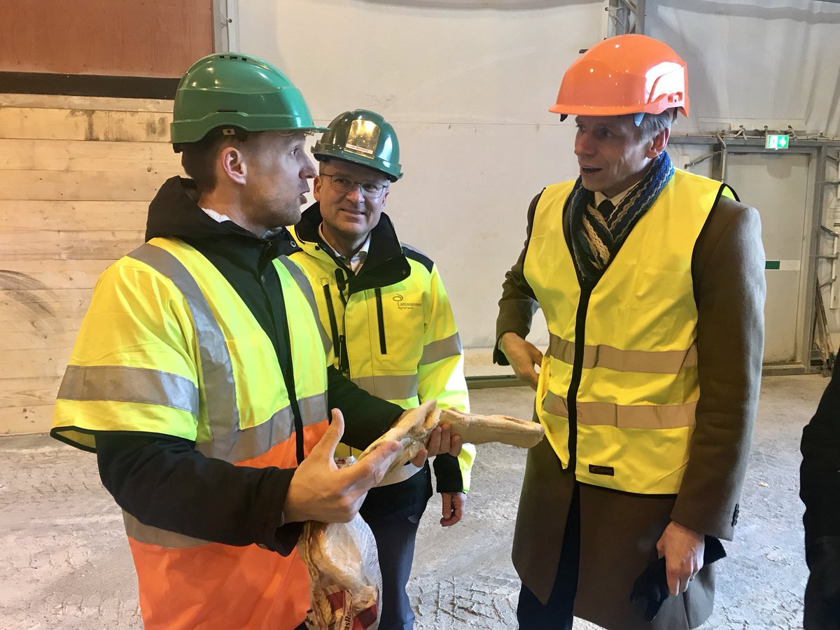 Bra diskussioner med finansmarknadsminister <a href="/bolund/">Per Bolund</a> idag under rundturen på <a href="/LantmAgroetanol/">Agroetanol</a> där vi producerar bl a hållbara biodrivmedel av spannmål och brödrester, med <a href="/AlarikSandrup/">Alarik Sandrup</a> @NTnyheter @Naturvetarna #svpol