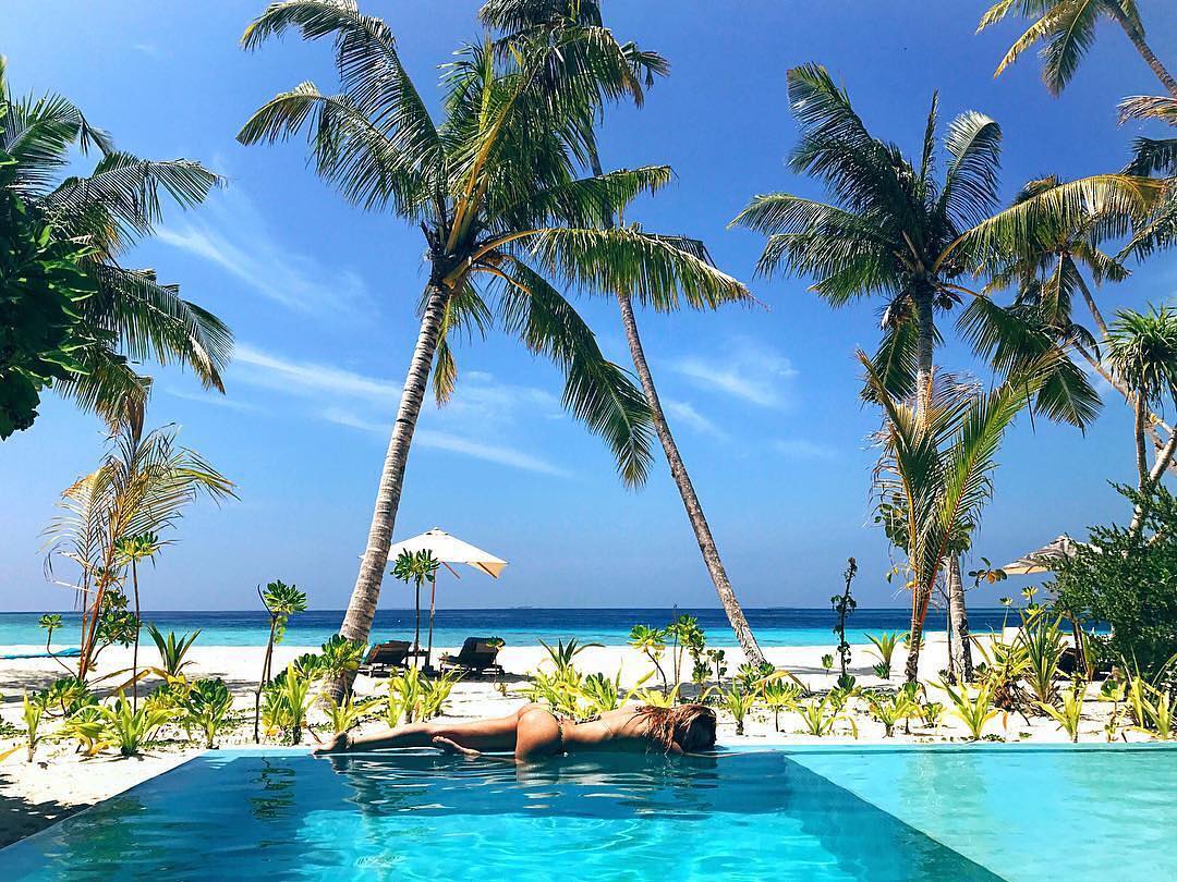 Perfection is a day like this at your very own beach pool villa. 😊☀️🌴 | 📸: ⠀⠀⠀⠀⠀⠀⠀⠀⠀⠀⠀⠀⠀⠀ᗩᒪᒪE᙭ᗩᑎᗪᖇᗩ ᗩᗰOᖇᖇ | 📍: Fushifaru Maldives | #VisitMaldives #SunnySideofLife #fushifarumaldives #feelingfantastic #fushifaru #ilovefushifaru