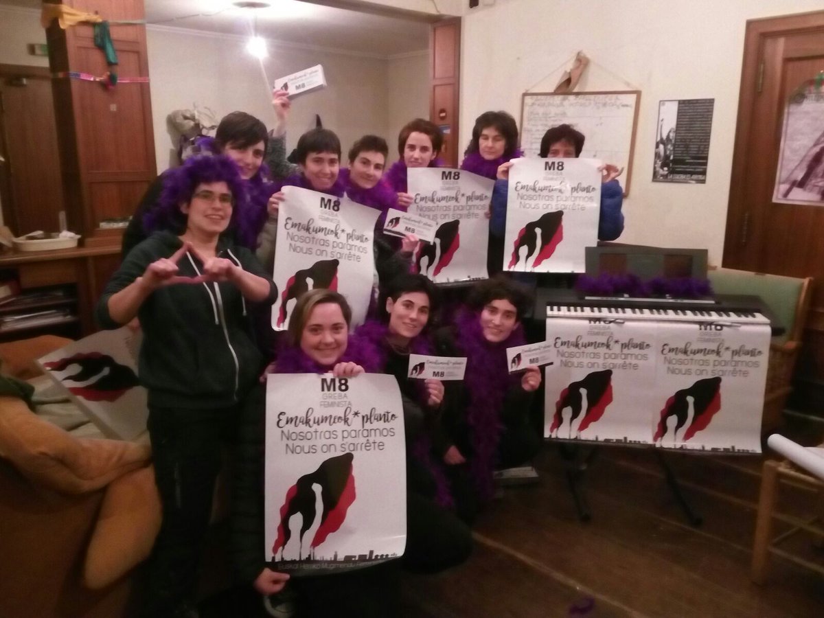 m8gasteiz's tweet photo. #GukEreM8

Gasteizko Abesbatza Feminista badoa eztarriak prestatzen #M8 rako!

#GrebaFeministarantz 
#HacialaHuelgaFeminista https://t.co/u7WrNqPfR2