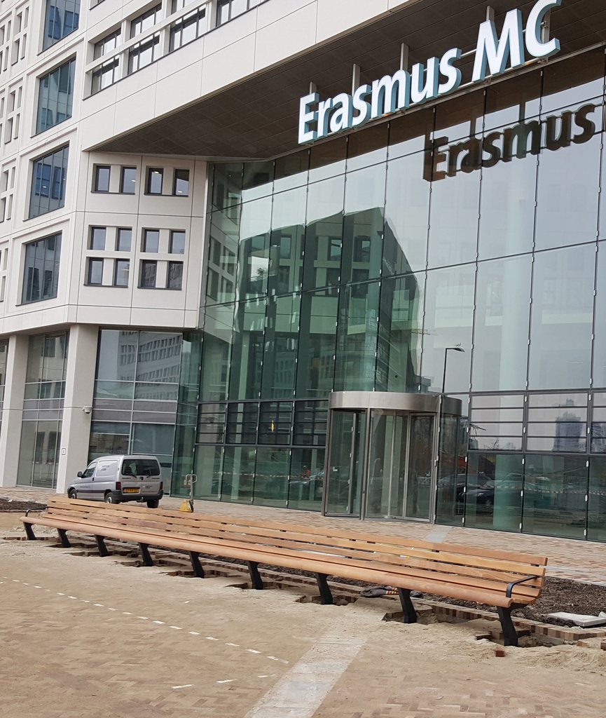 Hoe kunnen de eisen die u aan een functionaliteit stelt gecombineerd worden met een passie voor eersteklas #design en #duurzaamheid? Gewoon zo, 14 meter ononderbroken BRAVO bank met 100% #FSC hout goo.gl/knPaQ7.  Bravo jongens, mooie klus geklaard!