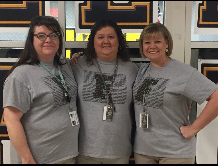 TiffanyCarty3's tweet photo. Twin day with my faves! #pinkden #fchsdenlife #flemingffa #fcsbold https://t.co/1rQXqf2Mgi