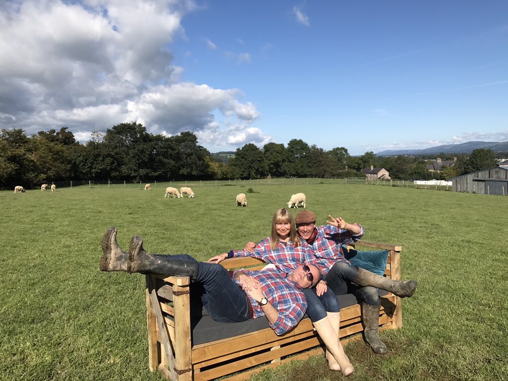 Stifyn1's tweet photo. Tonight’s THE Night #WellyGate Final @FfermFfactor @S4C 8pm Farming, falls and Drama Queens Pob lwc I Bawb x No animals were hurt in the making of this series, however a Weather girl was! #OneArmedWendy https://t.co/E6OYpx3oWg