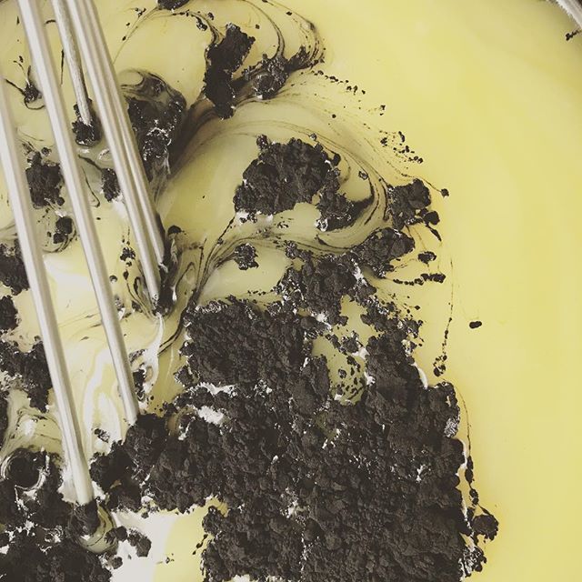 SkipStoneSoap's tweet photo. A moment of raw beauty while crafting #charcoalsoap #skippingstonesoap #handmadeintoronto #vegansoap #unscentedsoap #fregrancefree #nopalmoil #naturalbeauty #handcraftedsoap #pure https://t.co/snlOMKXSt9 https://t.co/zFtTMqU0aM