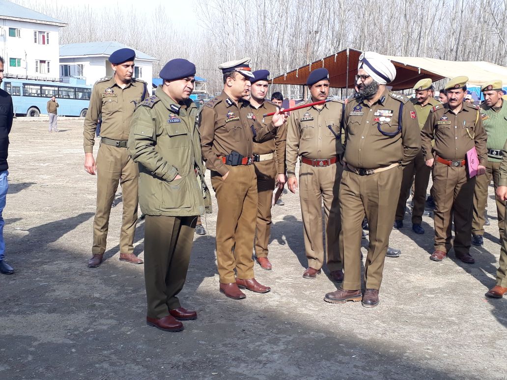 IGP Kashmir visits North Kashmir, Stresses upon enforcement of rule of law and working for.... m.facebook.com/story.php?stor… @JmuKmrPolice @DIGBaramulla @BaramullaPolice