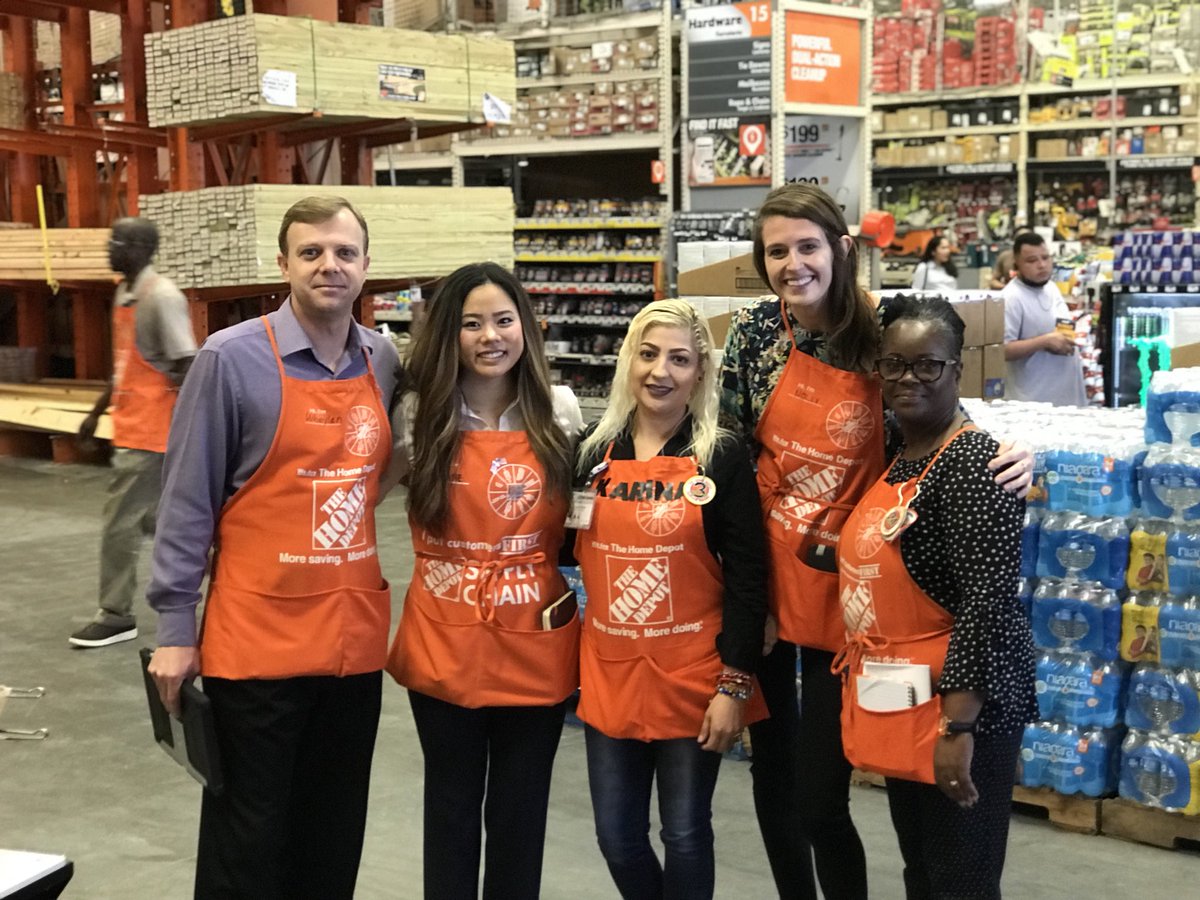 AlanisKarina05's tweet photo. Great visit today with Wheylan, Jane and Molly #lovemyjob #orangelife https://t.co/ALgQsTi9gg