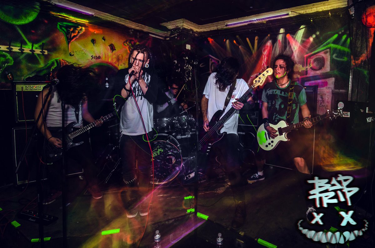 Aún seguimos en shock después de lo que paso el sábado en Gijón....
🔥🔥FUE BRUTAL!!🔥🔥
Uno de nuestros primeros conciertos fuera de casa y que mejor que en tierras Asturianas. Una grandisima noche que nunca olvidaremos junto a #pleyskunk #radioactivemonkeys <a href="/Kodoband/">Kodo</a>

GRACIAS💜