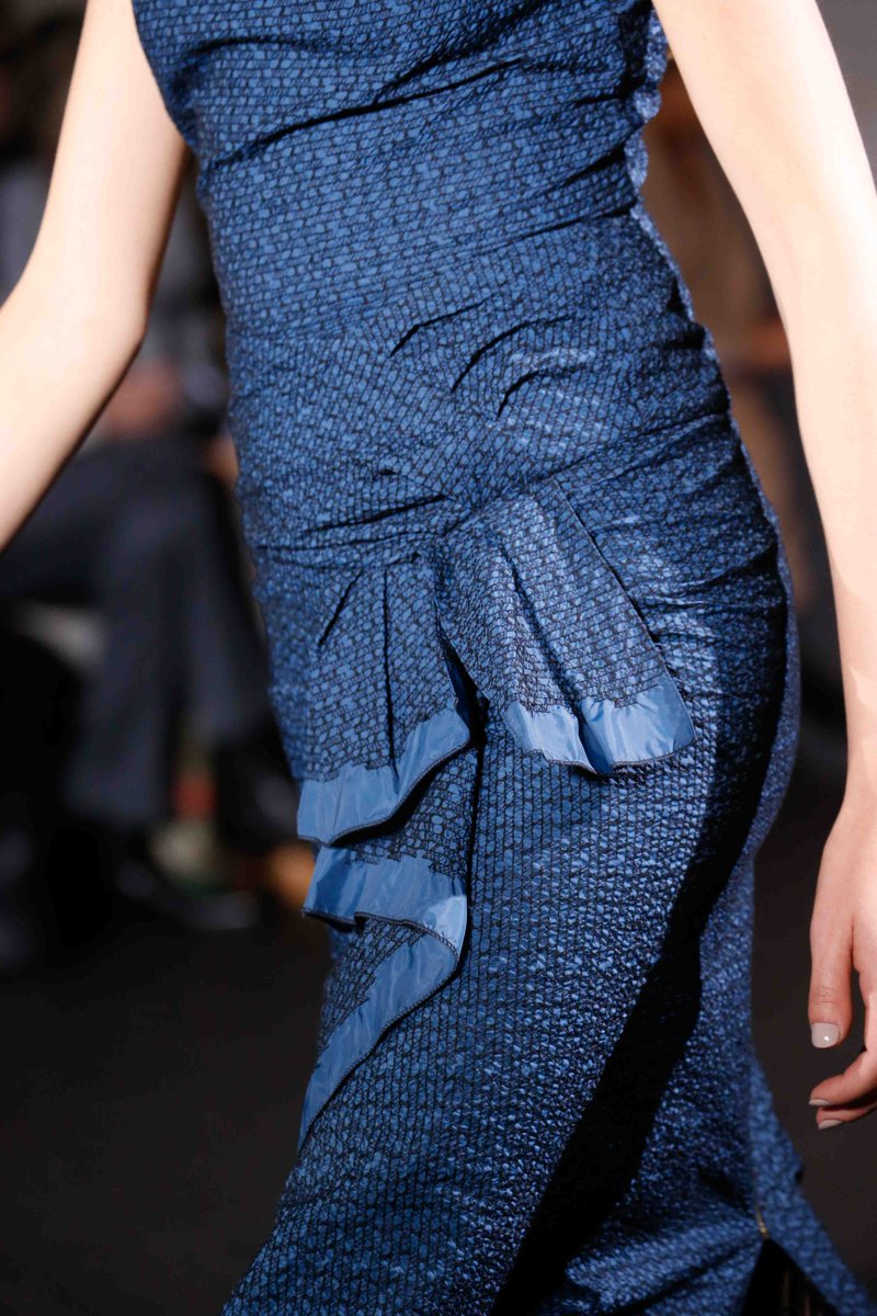 RolandMouret's tweet photo. THE DETAILS | Roland Mouret AW18 #Look18
.
.
#rolandmouret #aw18 #lfw #runway #londonfashionweek https://t.co/w6NET9SZi6