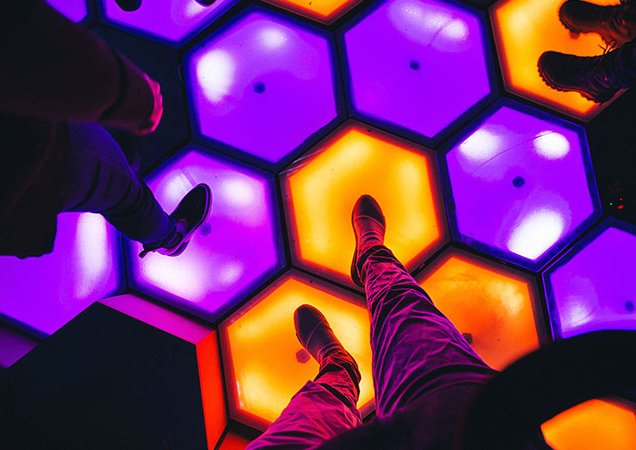 UQAM's tweet image. ✨#Illuminart✨: des finissants et diplômés de l'#UQAM participent à la seconde édition du parcours lumineux! 
#Montréal #Propolis #Chimes #ColloqueIArt 
actualites.uqam.ca/2018/Illuminar…