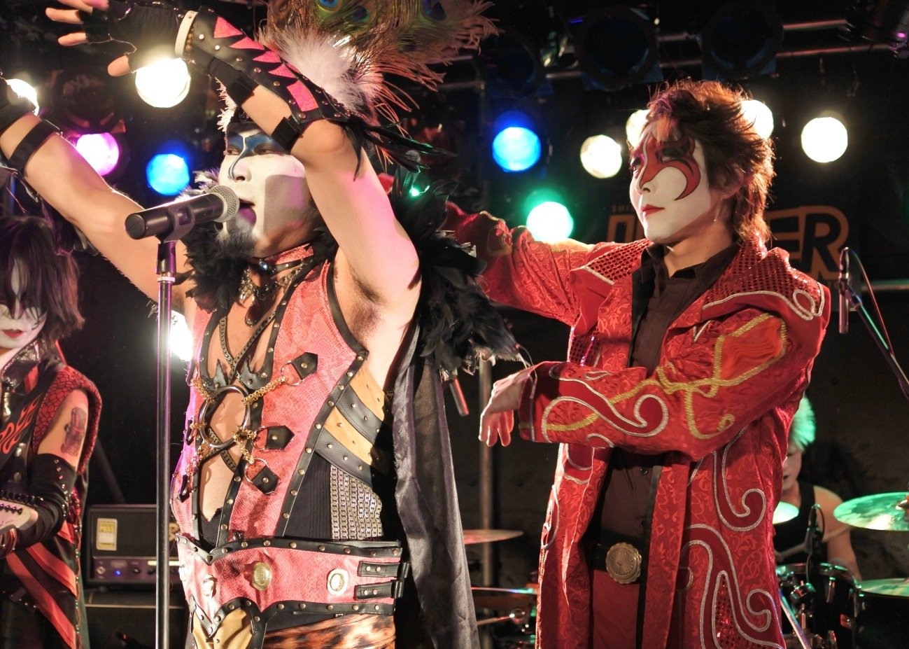 Twitter पर S Cyah Krov Za Krov 静岡駿河区総世紀末計画 亜魅太ii Washy閣下とゼニガタ長官 呪いのシャナナナ 踊ってます ゼニガタさんは 曲の途中からダンサーなのでギター弾いてません 4枚目の表情が呪われてそうなんですけどw Twitter पर S Cyah Krov Za Krov 静岡駿河区総世紀末計画 亜魅太ii Washy閣下とゼニガタ長官 呪いのシャナナナ 踊ってます ゼニガタさんは 曲の途中からダンサーなのでギター弾いてません 4枚目の表情が呪われてそうなんですけどw